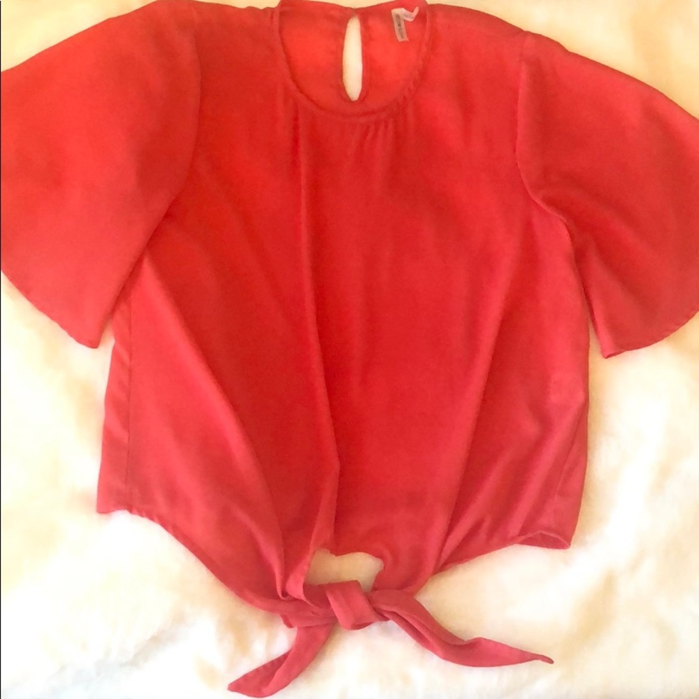 Bell sleeved short sleeve top with a tie in front